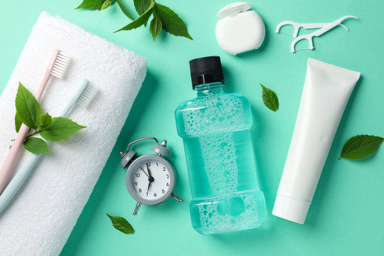 brosse à dent, dentifrice et bain de bouche