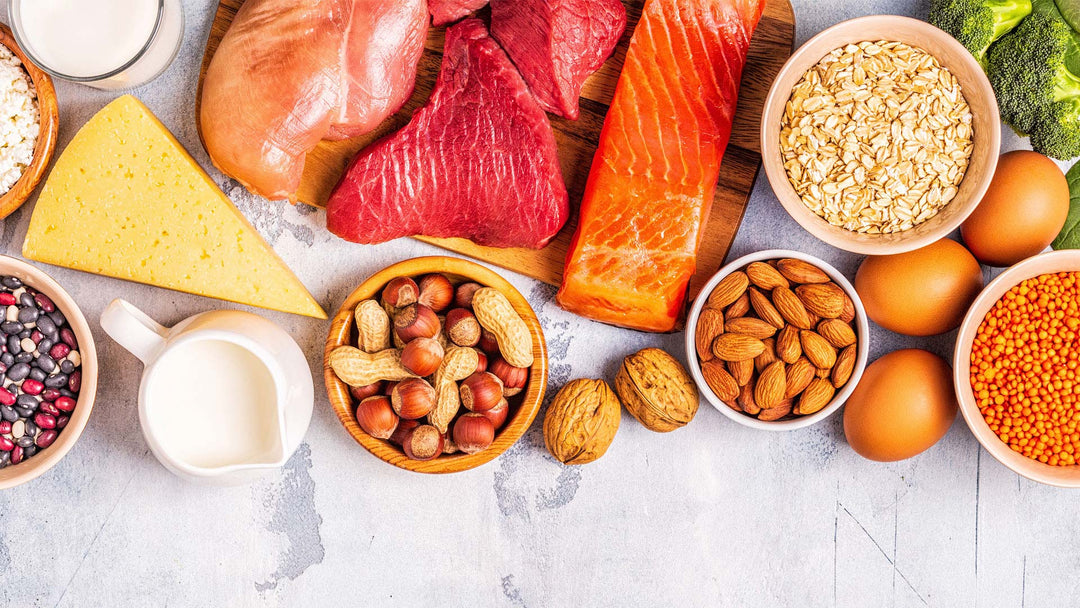 fromage, noix et viande posés sur une table