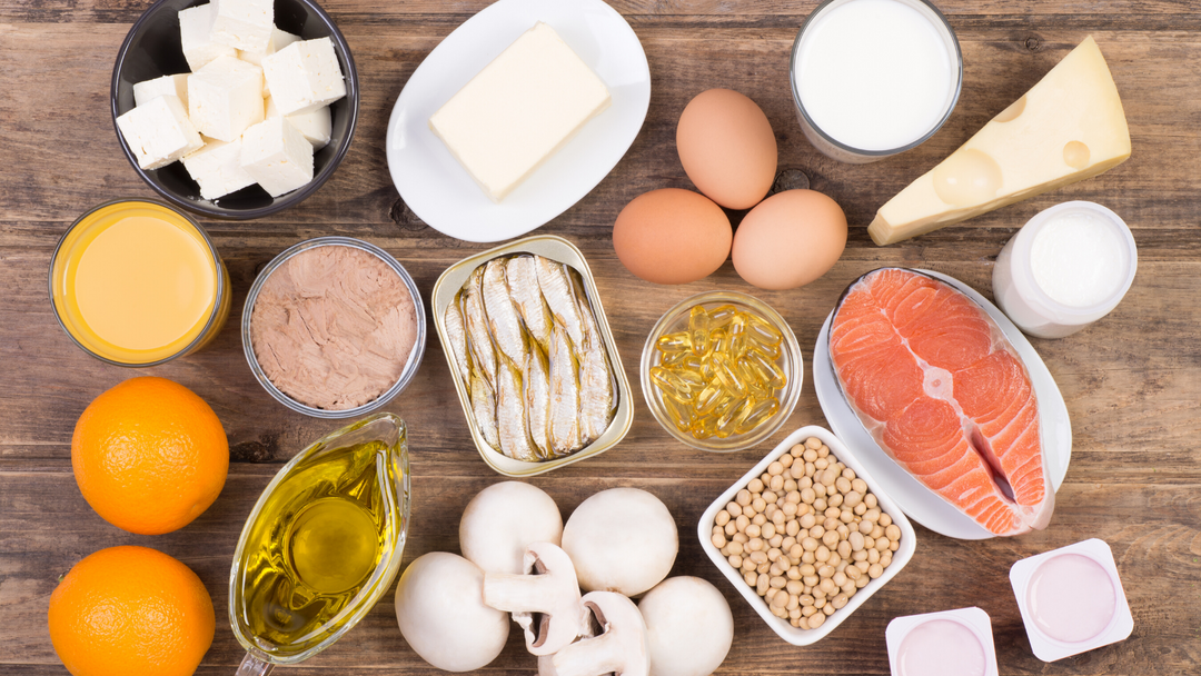 groupe de vitamine incluant saumon, champignons, sardines, œufs et fromage